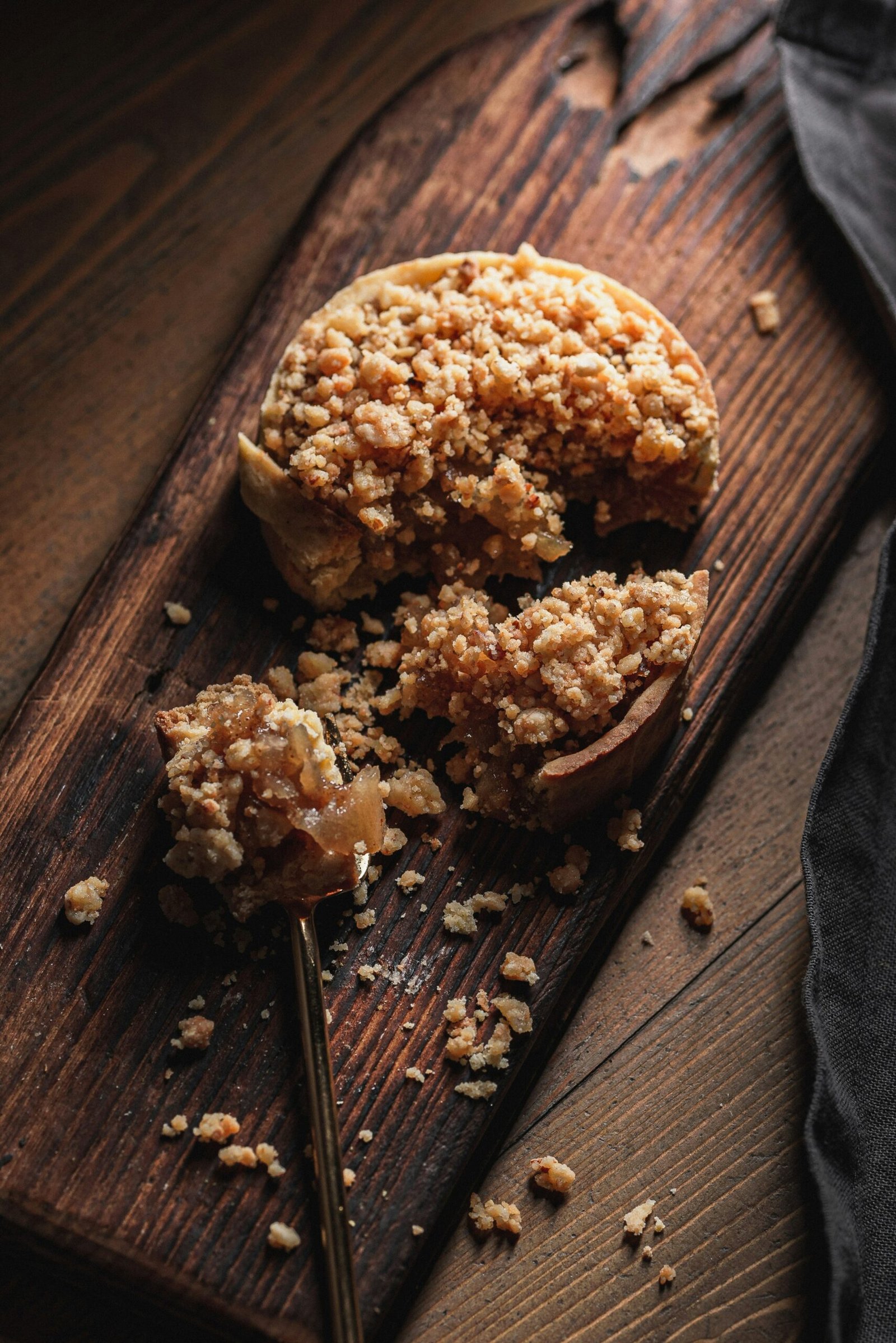 Apple crisp ingredients including sliced apples, rolled oats, and brown sugar
